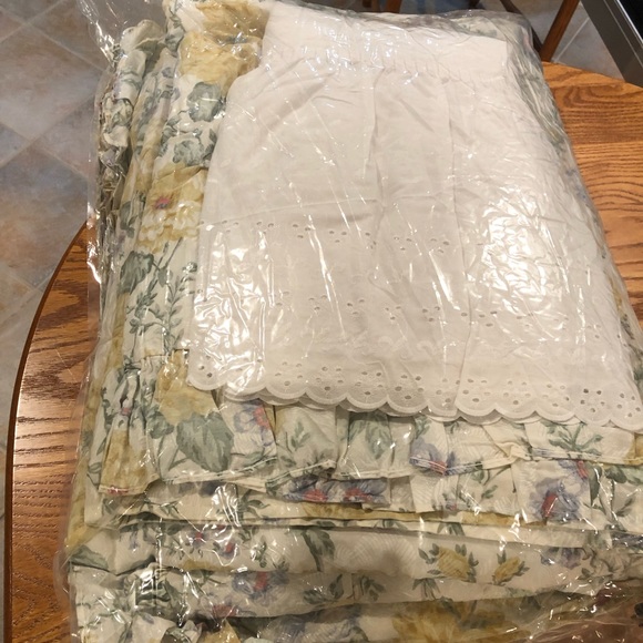 Single/twin bed blanket & eyelet mattress cover - Picture 11 of 11